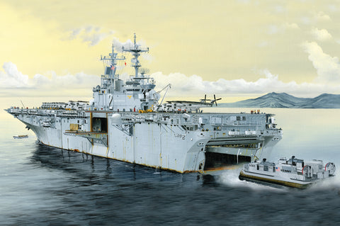 Hobby Boss Model Ships 1/700 USS Essex LHD-2 Kit