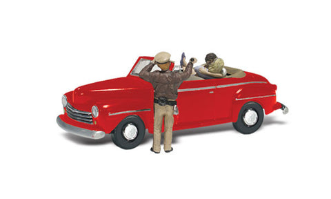 Woodland Scenics N Autoscene Cop'n a Kiss 1948 Ford Car w/Figures