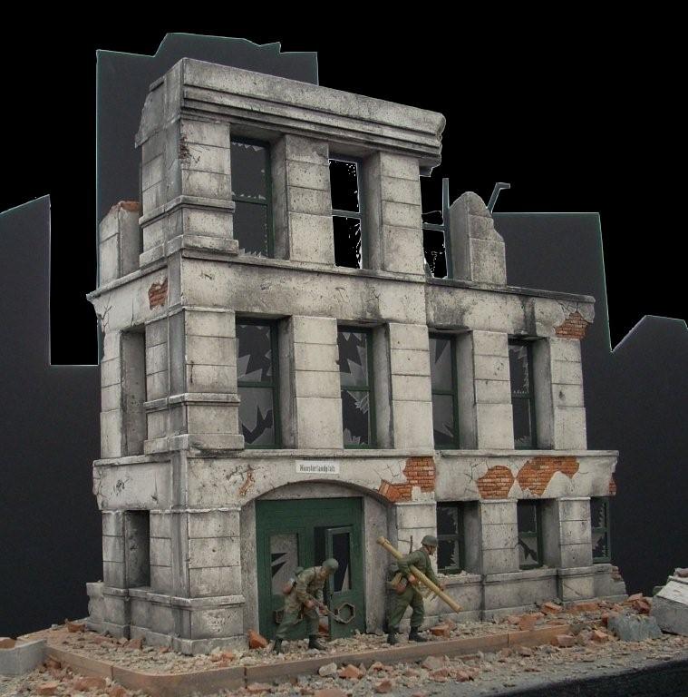 Dioramas Plus 1/35 Ruined Small 3-Story Government Building Kit