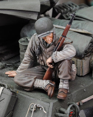 Royal Model 1/35 WWII US Infantry at Rest Sitting w/Rifle Resin Kit