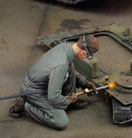 Royal Model 1/35 Man using Electric Welder Kneeling Resin Kit